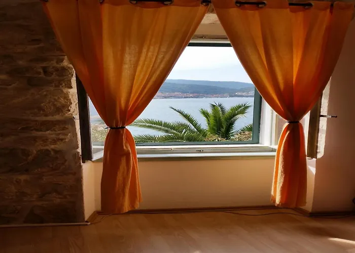 Rustic In With Sea-view Apartman